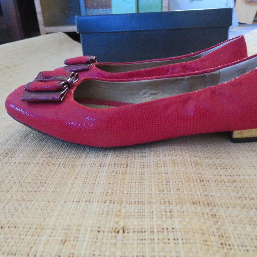 NWOT Red MeToo Leather Flats with a Bow Sz 7.5 - Picture 4 of 11